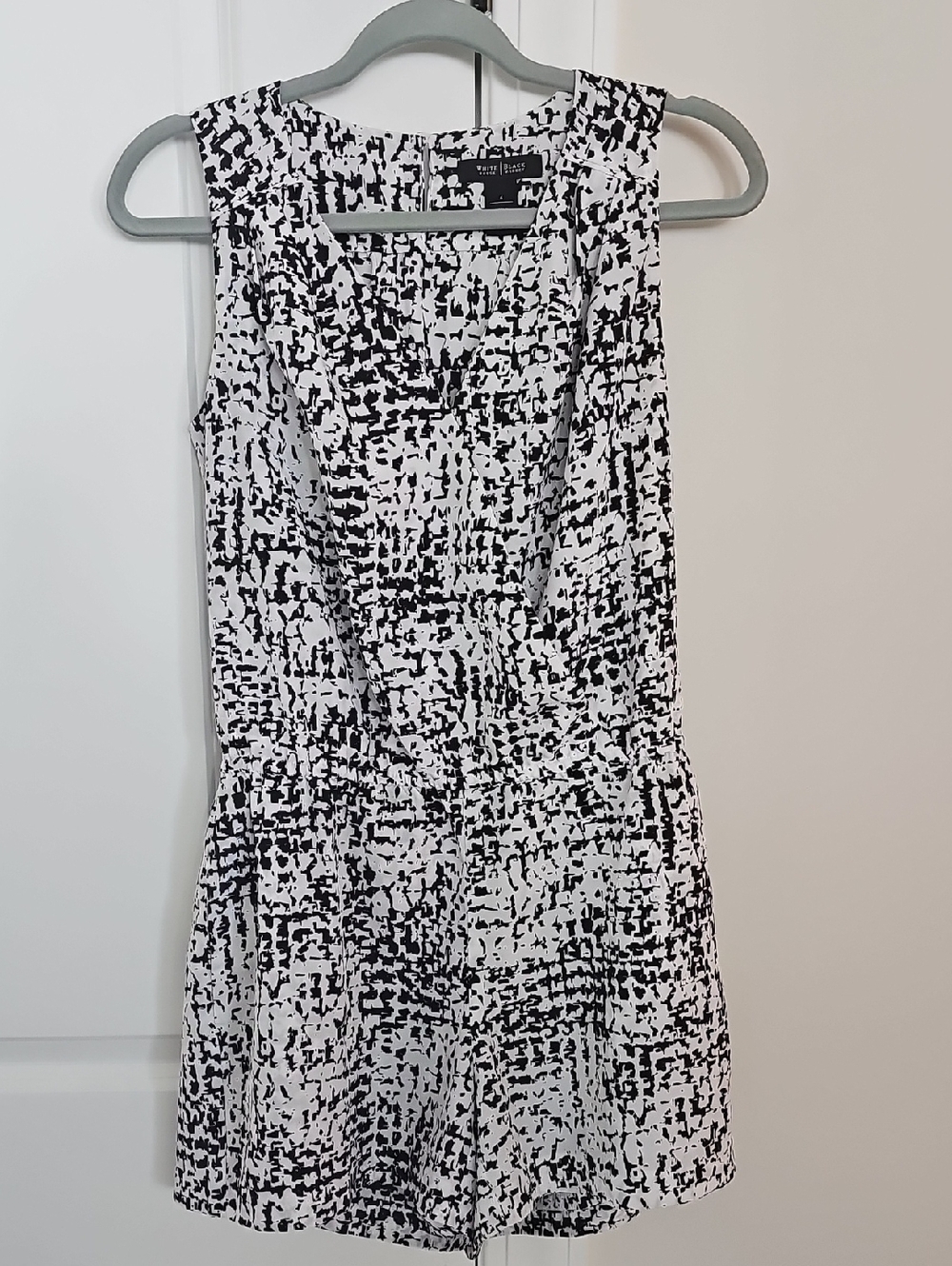 White House Black Market Print Size 4 Short Black/White Romper. EUC